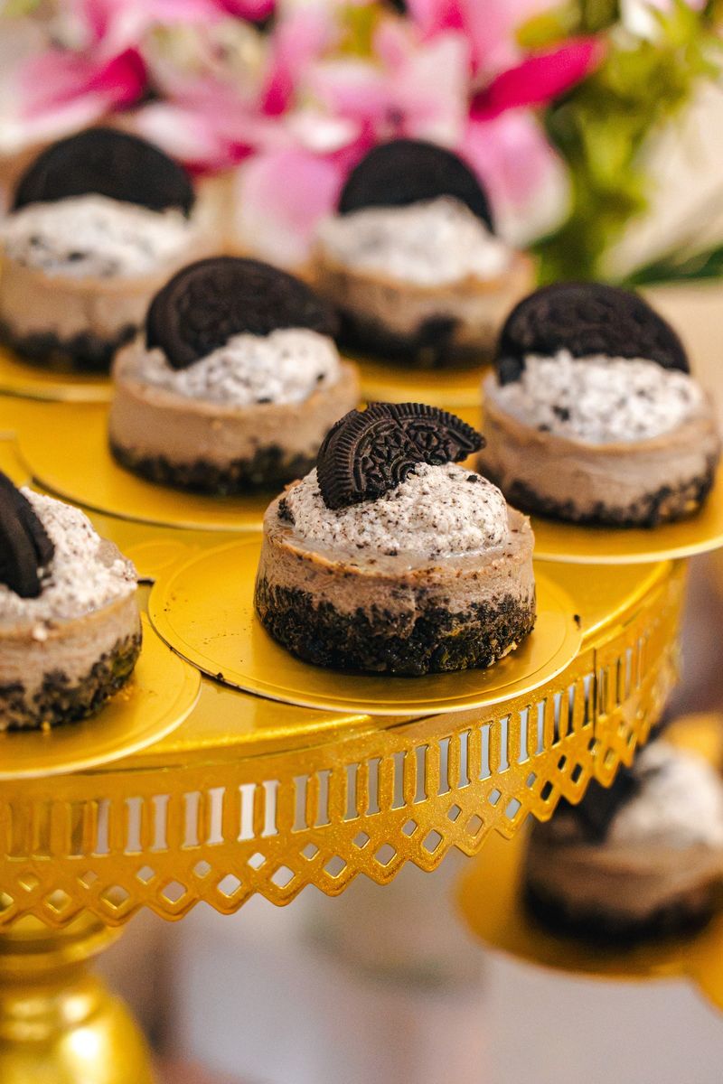 Cheesecakes de Oreo en charola dorada